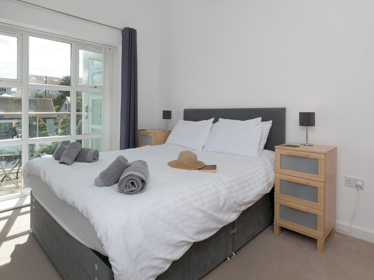 Pass The Keys 2 Bed Sea View Apartment With Balcony Parking Benllech Bagian luar foto
