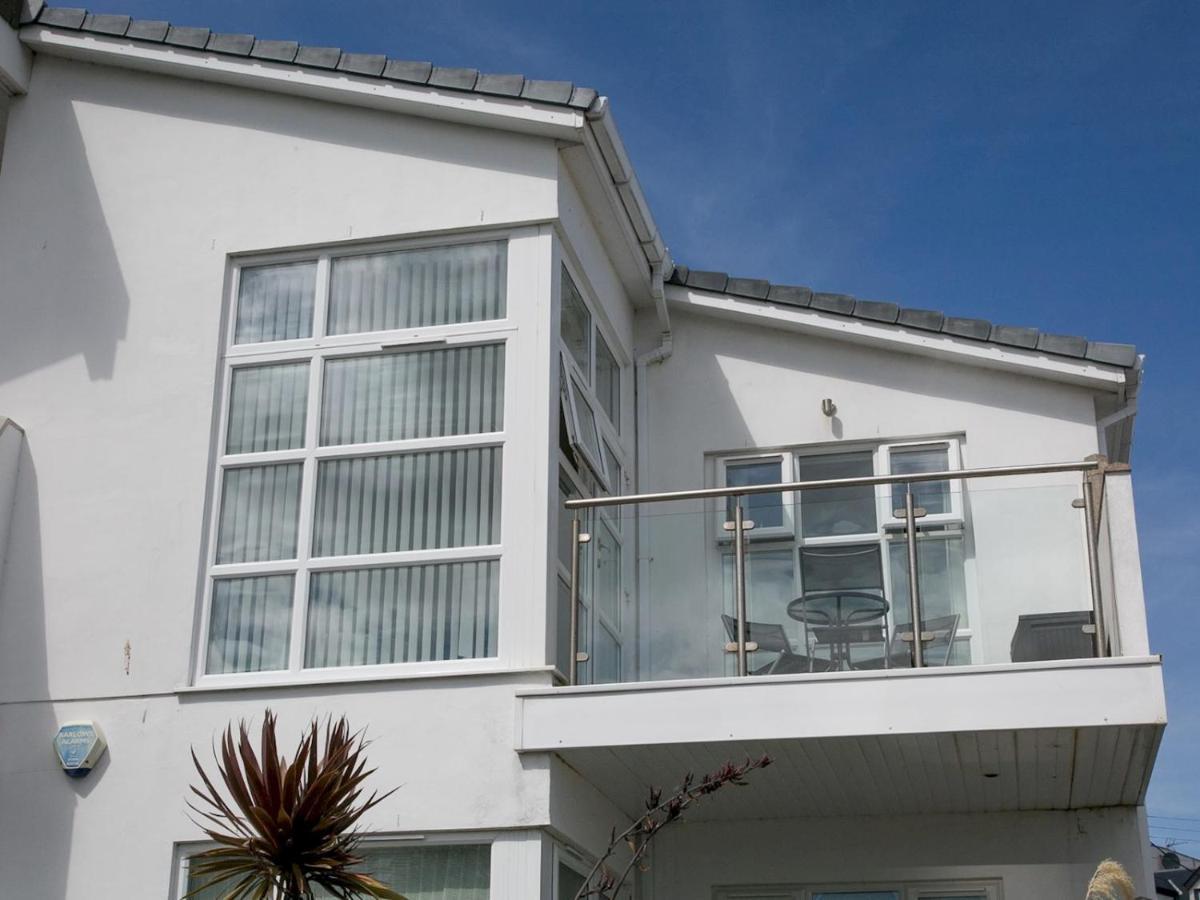 Pass The Keys 2 Bed Sea View Apartment With Balcony Parking Benllech Bagian luar foto