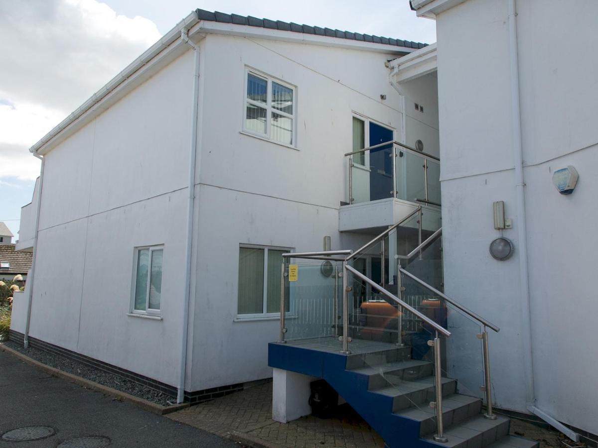 Pass The Keys 2 Bed Sea View Apartment With Balcony Parking Benllech Bagian luar foto
