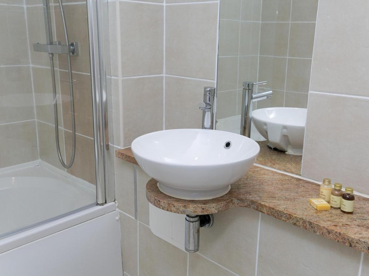 Pass The Keys 2 Bed Sea View Apartment With Balcony Parking Benllech Bagian luar foto