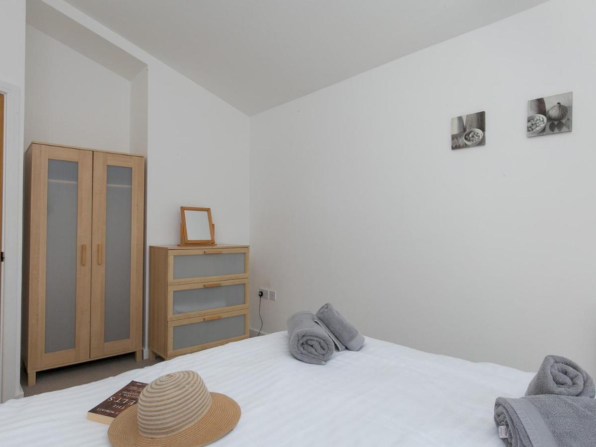 Pass The Keys 2 Bed Sea View Apartment With Balcony Parking Benllech Bagian luar foto